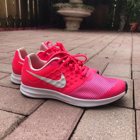 hot pink nike running shoes
